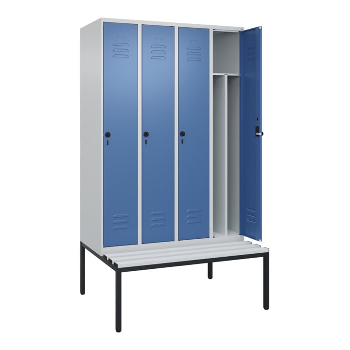 C+P Spind Classic PLUS, Bank, 4 Abteile, 2120x1200x815mm, 7035/5023 Verschluss Sicherheits-Drehriegel 4 Garderobenhaken Trennwand mittig Dekor Banklatten RAL 7035 Lichtgrau Sitzbanktyp untergebaut