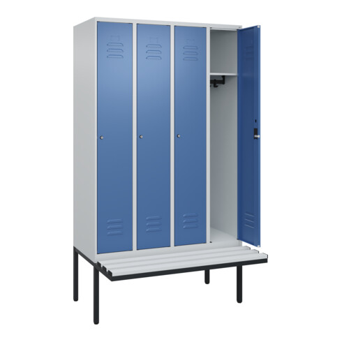 C+P Spind Classic PLUS, Bank, 4 Abteile, 2120x1200x815mm, 7035/5023 Verschluss Zylinderschloss 3 Garderobenhaken  Dekor Banklatten RAL 7035 Lichtgrau Sitzbanktyp auskragend