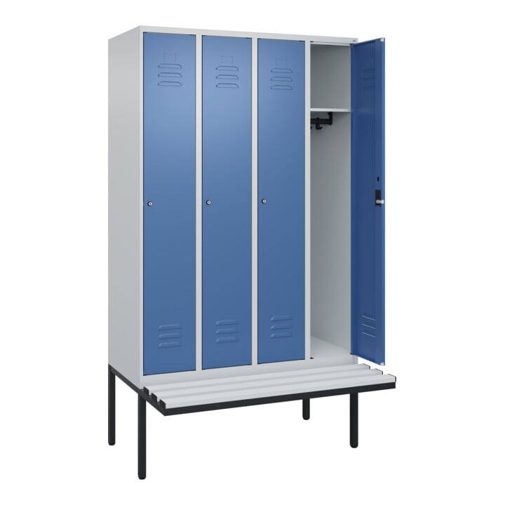 C+P Spind Classic PLUS, Bank, 4 Abteile, 2120x1200x815mm, 7035/5023 Verschluss Zylinderschloss 3 Garderobenhaken  Dekor Banklatten RAL 7035 Lichtgrau Sitzbanktyp auskragend