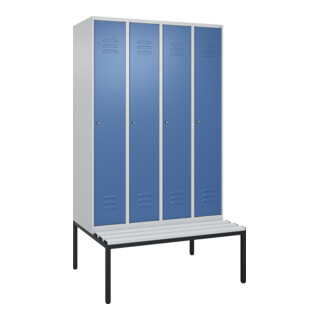 C+P Spind Classic PLUS, Bank, 4 Abteile, 2120x1200x815mm, 7035/5023 Verschluss Zylinderschloss 4 Garderobenhaken Trennwand mittig Dekor Banklatten RAL 7035 Lichtgrau Sitzbanktyp untergebaut