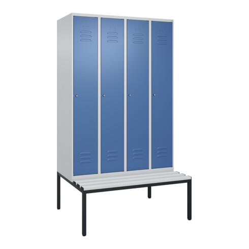 C+P Spind Classic PLUS, Bank, 4 Abteile, 2120x1200x815mm, 7035/5023 Verschluss Zylinderschloss 4 Garderobenhaken Trennwand mittig Dekor Banklatten RAL 7035 Lichtgrau Sitzbanktyp untergebaut
