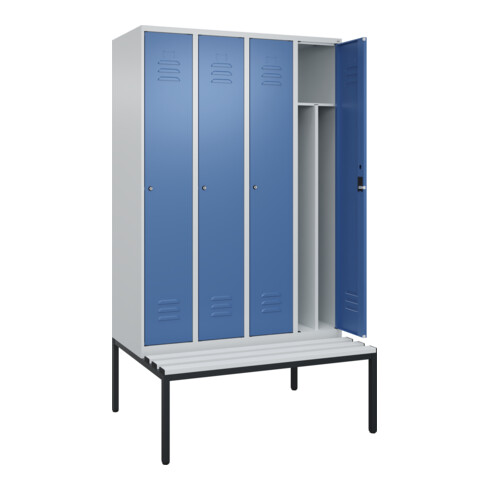 C+P Spind Classic PLUS, Bank, 4 Abteile, 2120x1200x815mm, 7035/5023 Verschluss Zylinderschloss 4 Garderobenhaken Trennwand mittig Dekor Banklatten RAL 7035 Lichtgrau Sitzbanktyp untergebaut