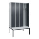 C+P Spind Classic PLUS, Bank, 4 Abteile, 2120x1200x815mm, 7035/7016 Verschluss Sicherheits-Drehriegel 4 Garderobenhaken Trennwand mittig Dekor Banklatten RAL 7035 Lichtgrau Sitzbanktyp untergebaut-2