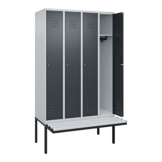 C+P Spind Classic PLUS, Bank, 4 Abteile, 2120x1200x815mm, 7035/7016 Verschluss Zylinderschloss 3 Garderobenhaken  Dekor Banklatten RAL 7035 Lichtgrau Sitzbanktyp auskragend