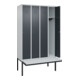 C+P Spind Classic PLUS, Bank, 4 Abteile, 2120x1200x815mm, 7035/7016 Verschluss Zylinderschloss 3 Garderobenhaken  Dekor Banklatten RAL 7035 Lichtgrau Sitzbanktyp auskragend-1