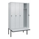 C+P Spind Classic PLUS, Bank, 4 Abteile, 2120x1200x815mm, 7035/7035 Verschluss Sicherheits-Drehriegel 4 Garderobenhaken Trennwand mittig Dekor Banklatten RAL 7035 Lichtgrau Sitzbanktyp auskragend-2