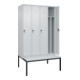 C+P Spind Classic PLUS, Bank, 4 Abteile, 2120x1200x815mm, 7035/7035 Verschluss Sicherheits-Drehriegel 4 Garderobenhaken Trennwand mittig Dekor Banklatten RAL 7035 Lichtgrau Sitzbanktyp untergebaut-2