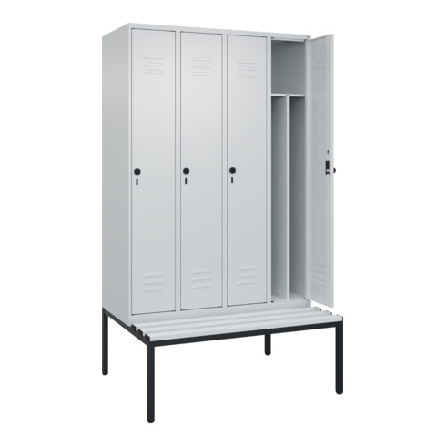 C+P Spind Classic PLUS, Bank, 4 Abteile, 2120x1200x815mm, 7035/7035 Verschluss Sicherheits-Drehriegel 4 Garderobenhaken Trennwand mittig Dekor Banklatten RAL 7035 Lichtgrau Sitzbanktyp untergebaut