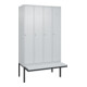 C+P Spind Classic PLUS, Bank, 4 Abteile, 2120x1200x815mm, 7035/7035 Verschluss Zylinderschloss 3 Garderobenhaken  Dekor Banklatten RAL 7035 Lichtgrau Sitzbanktyp auskragend-1