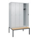 C+P Spind Classic PLUS, Bank, 4 Abteile, 2120x1200x815mm, 7035/7035 Verschluss Zylinderschloss 3 Garderobenhaken   Sitzbanktyp untergebaut-2