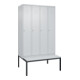 C+P Spind Classic PLUS, Bank, 4 Abteile, 2120x1200x815mm, 7035/7035 Verschluss Zylinderschloss 4 Garderobenhaken Trennwand mittig Dekor Banklatten RAL 7035 Lichtgrau Sitzbanktyp untergebaut-1