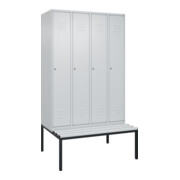 C+P Spind Classic PLUS, Bank, 4 Abteile, 2120x1200x815mm, 7035/7035 Verschluss Zylinderschloss 4 Garderobenhaken Trennwand mittig Dekor Banklatten RAL 7035 Lichtgrau Sitzbanktyp untergebaut