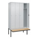 C+P Spind Classic PLUS, Bank, 4 Abteile, 2120x1200x815mm, 7035/7035 Verschluss Zylinderschloss 4 Garderobenhaken Trennwand mittig  Sitzbanktyp auskragend-2
