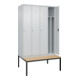 C+P Spind Classic PLUS, Bank, 4 Abteile, 2120x1200x815mm, 7035/7035 Verschluss Zylinderschloss 4 Garderobenhaken Trennwand mittig  Sitzbanktyp untergebaut-2