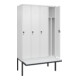 C+P Spind Classic PLUS, Bank, 4 Abteile, 2120x1200x815mm, 9016/9016 Verschluss Sicherheits-Drehriegel 4 Garderobenhaken Trennwand mittig Dekor Banklatten RAL 9010 Reinweiß Sitzbanktyp auskragend-2