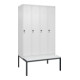 C+P Spind Classic PLUS, Bank, 4 Abteile, 2120x1200x815mm, 9016/9016 Verschluss Sicherheits-Drehriegel 4 Garderobenhaken Trennwand mittig Dekor Banklatten RAL 9010 Reinweiß Sitzbanktyp untergebaut-1