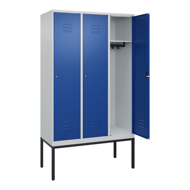 C+P Spind Classic PLUS, Gestell, 3 Abteile, 2120x1200x500mm, 7035/5010 Verschluss Zylinderschloss 4 Garderobenhaken