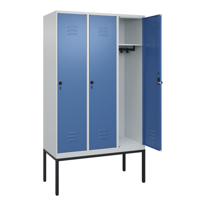 C+P Spind Classic PLUS, Gestell, 3 Abteile, 2120x1200x500mm, 7035/5023 Verschluss Sicherheits-Drehriegel 4 Garderobenhaken