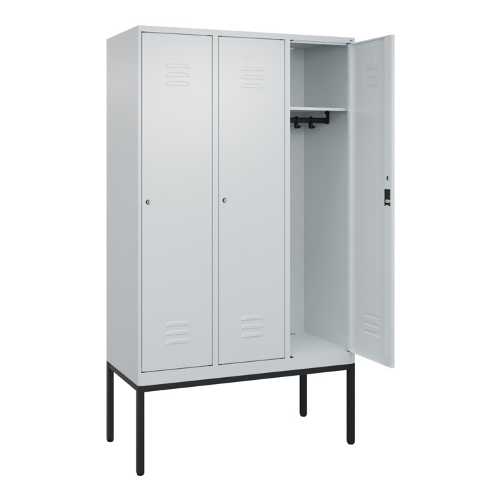 C+P Spind Classic PLUS, Gestell, 3 Abteile, 2120x1200x500mm, 7035/7035 Verschluss Zylinderschloss 4 Garderobenhaken