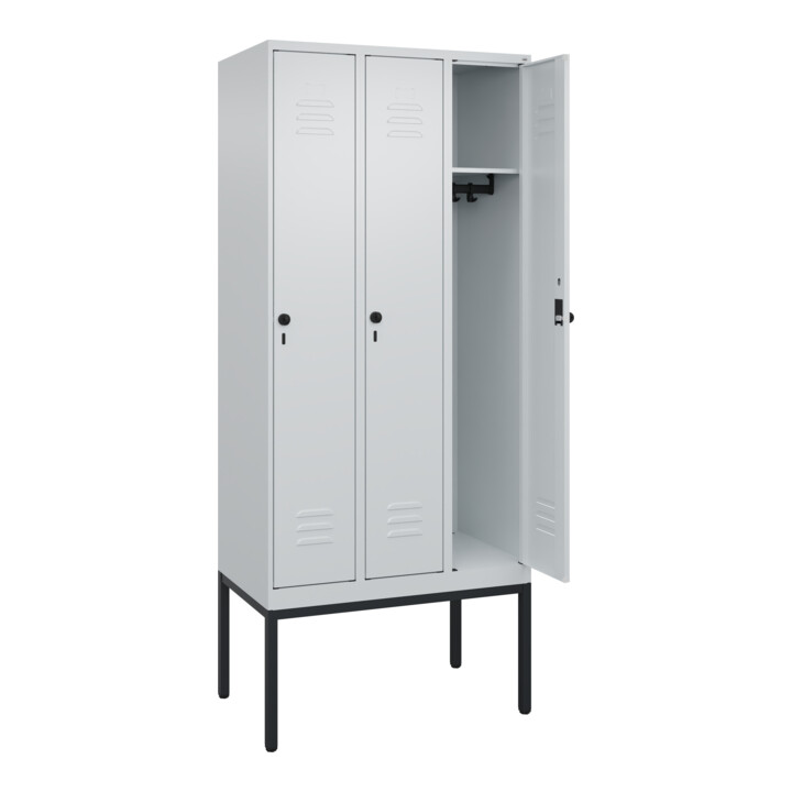 C+P Spind Classic PLUS, Gestell, 3 Abteile, 2120x900x500mm, 7035/7035 Verschluss Sicherheits-Drehriegel 3 Garderobenhaken