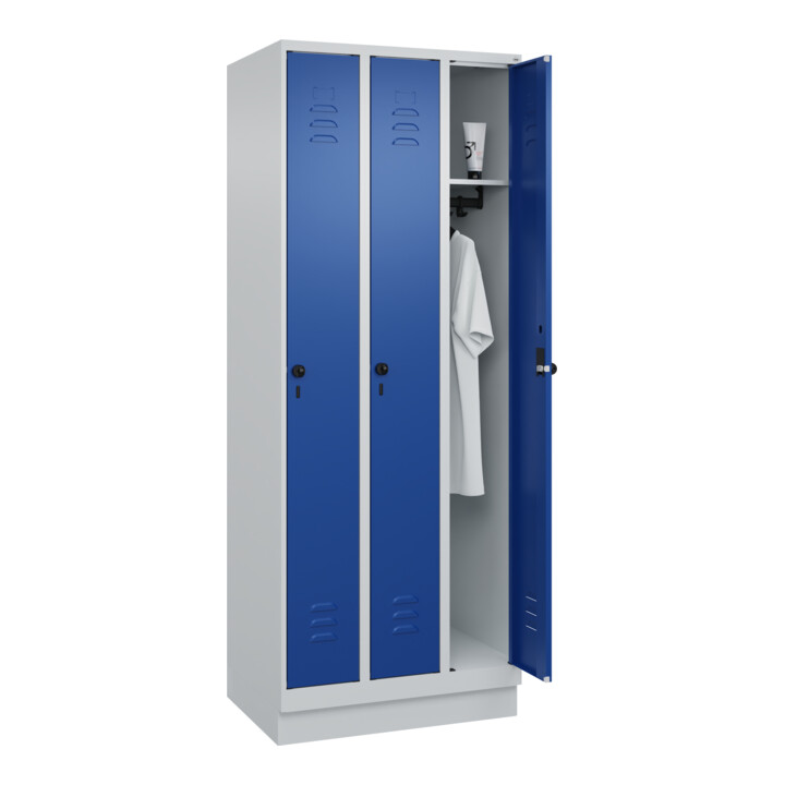 C+P Spind Classic PLUS, Sockel, 3 Abteile, 1950x750x500mm, 7035/5010 Verschluss Sicherheits-Drehriegel 3 Garderobenhaken