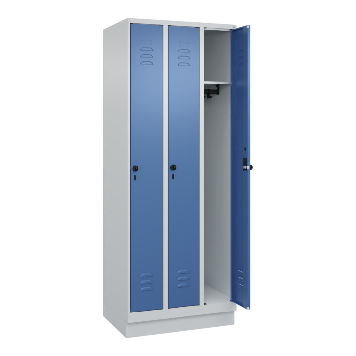 C+P Spind Classic PLUS, Sockel, 3 Abteile, 1950x750x500mm, 7035/5023 Verschluss Sicherheits-Drehriegel 3 Garderobenhaken