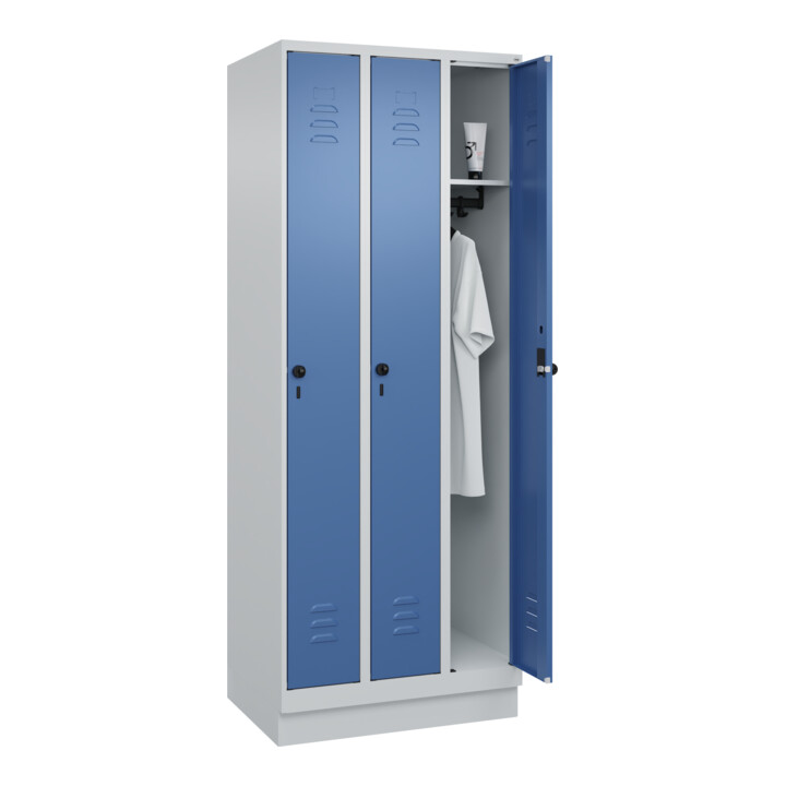 C+P Spind Classic PLUS, Sockel, 3 Abteile, 1950x750x500mm, 7035/5023 Verschluss Sicherheits-Drehriegel 3 Garderobenhaken