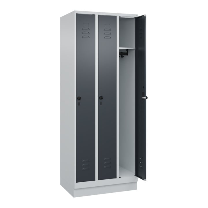C+P Spind Classic PLUS, Sockel, 3 Abteile, 1950x750x500mm, 7035/7016 Verschluss Sicherheits-Drehriegel 3 Garderobenhaken