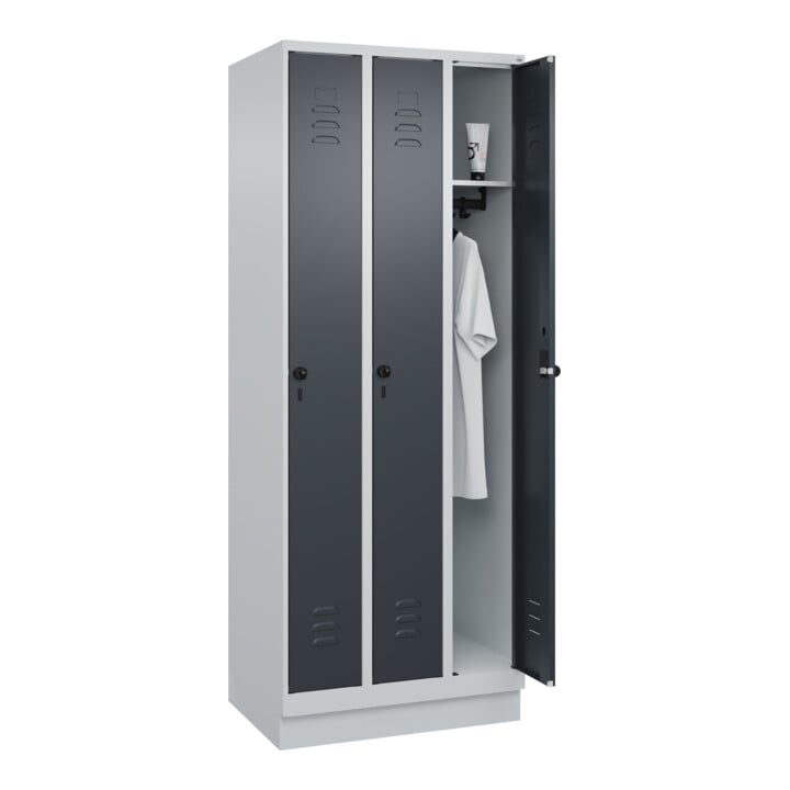 C+P Spind Classic PLUS, Sockel, 3 Abteile, 1950x750x500mm, 7035/7016 Verschluss Sicherheits-Drehriegel 3 Garderobenhaken