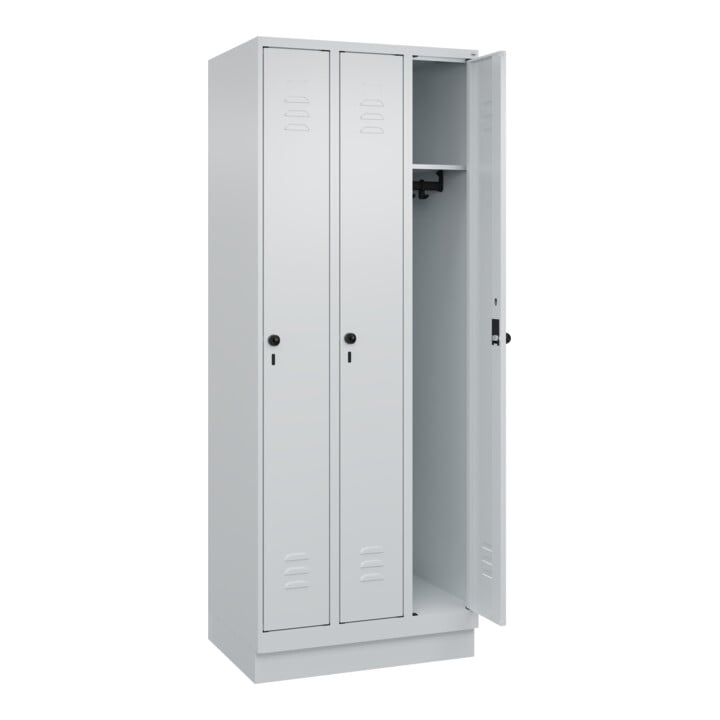 C+P Spind Classic PLUS, Sockel, 3 Abteile, 1950x750x500mm, 7035/7035 Verschluss Sicherheits-Drehriegel 3 Garderobenhaken