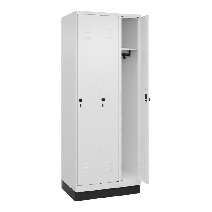 C+P Spind Classic PLUS, Sockel, 3 Abteile, 1950x750x500mm, 9016/9016 Verschluss Sicherheits-Drehriegel 3 Garderobenhaken