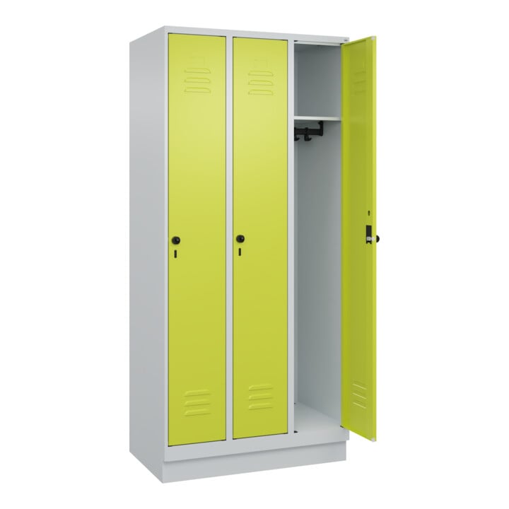 C+P Spind Classic PLUS, Sockel, 3 Abteile, 1950x900x500mm, 7035/0024 Verschluss Sicherheits-Drehriegel 3 Garderobenhaken