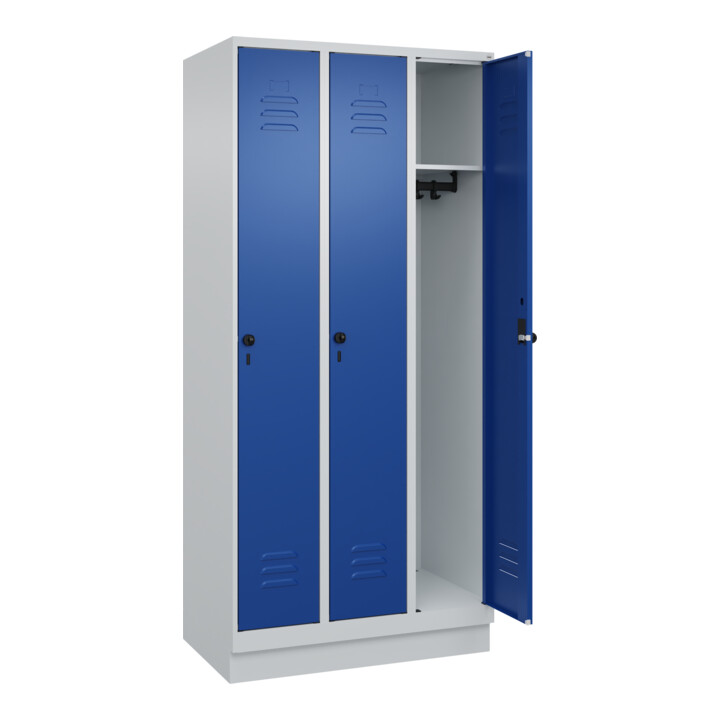 C+P Spind Classic PLUS, Sockel, 3 Abteile, 1950x900x500mm, 7035/5010 Verschluss Sicherheits-Drehriegel 3 Garderobenhaken