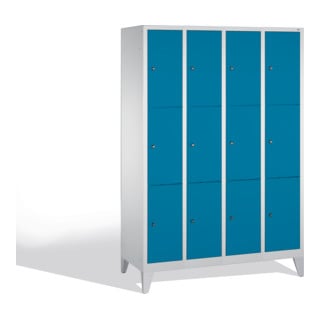 C+P Armoire à casiers Classic sur pieds, 12 casiers, H1850×I1190×P500 mm, façade bleu clair, corps gris clair