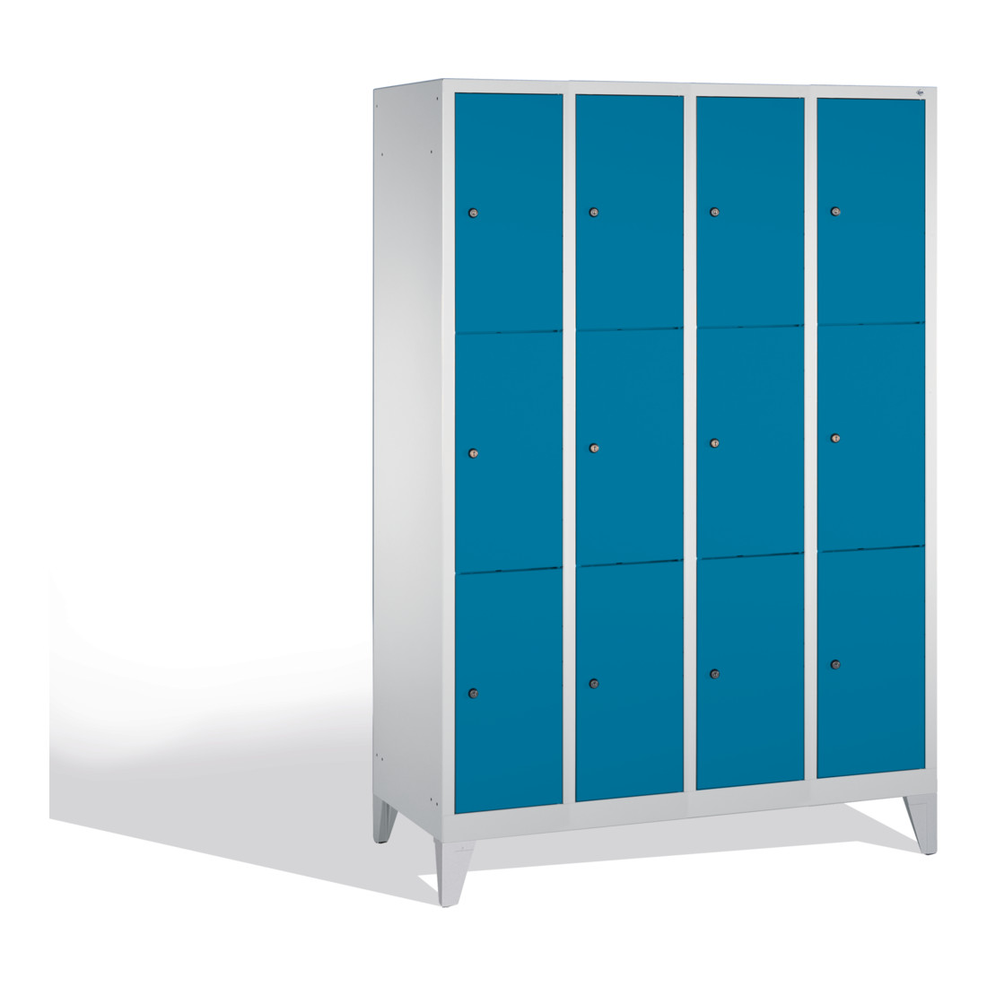 C+P Armoire à casiers Classic sur pieds, 12 casiers, H1850×I1190×P500 mm, façade bleu clair, corps gris clair