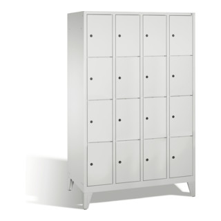 C+P Armoire à casiers Classic sur pieds, 16 casiers, H1850×I1190×P500 mm, façade gris clair, corps gris clair