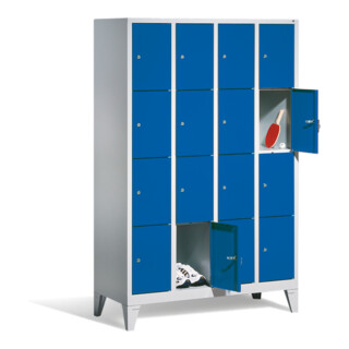 C+P Armoire à casiers Classic sur pieds, 16 casiers, H1850×I1190×P500mm, façade bleu clair, corps gris clair