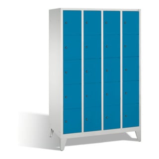 C+P Armoire à casiers Classic sur pieds, 20 casiers, H1850×I1190×P500mm, façade bleu clair, corps gris clair