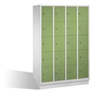 C+P Armoire à casiers Classic sur socle, 20 casiers, H1800×I1190×P500 mm, façade vert réséda, corps gris clair