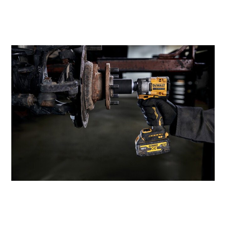 Clé à choc sans fil 1/2" DEWALT 18V XR (sans balais), max. 406 Nm, incl. 2x G-Accu (18 Volt / 5 Ah) DCF921P2G-QW