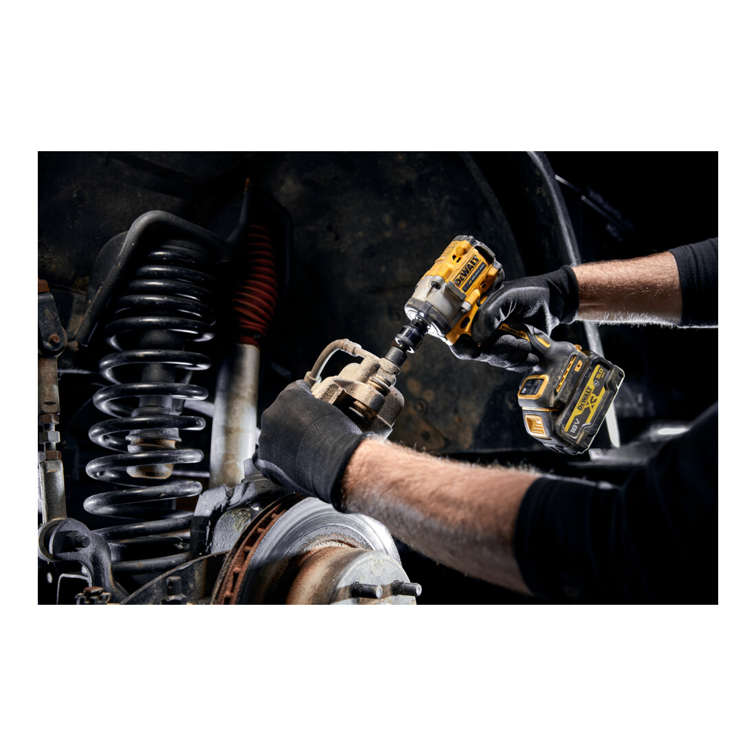 Clé à choc sans fil 1/2" DEWALT 18V XR (sans balais), max. 406 Nm, incl. 2x G-Accu (18 Volt / 5 Ah) DCF921P2G-QW
