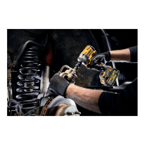 Clé à choc sans fil 1/2" DEWALT 18V XR (sans balais), max. 406 Nm, incl. 2x G-Accu (18 Volt / 5 Ah) DCF921P2G-QW