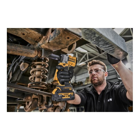 Clé à choc sans fil 1/2" DEWALT 18V XR (sans balais), max. 406 Nm, incl. 2x G-Accu (18 Volt / 5 Ah) DCF921P2G-QW