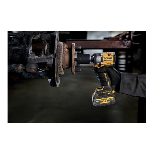 Clé à choc sans fil 1/2" DEWALT 18V XR (sans balais), max. 406 Nm, incl. 2x G-Accu (18 Volt / 5 Ah) DCF921P2G-QW