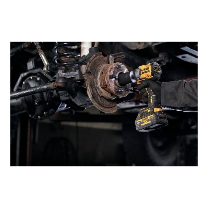 Clé à choc sans fil 3/8" DEWALT 18V XR (sans balais), max. 406 Nm, incl. 2x batterie G (18 Volt / 5 Ah) DCF923P2G-QW