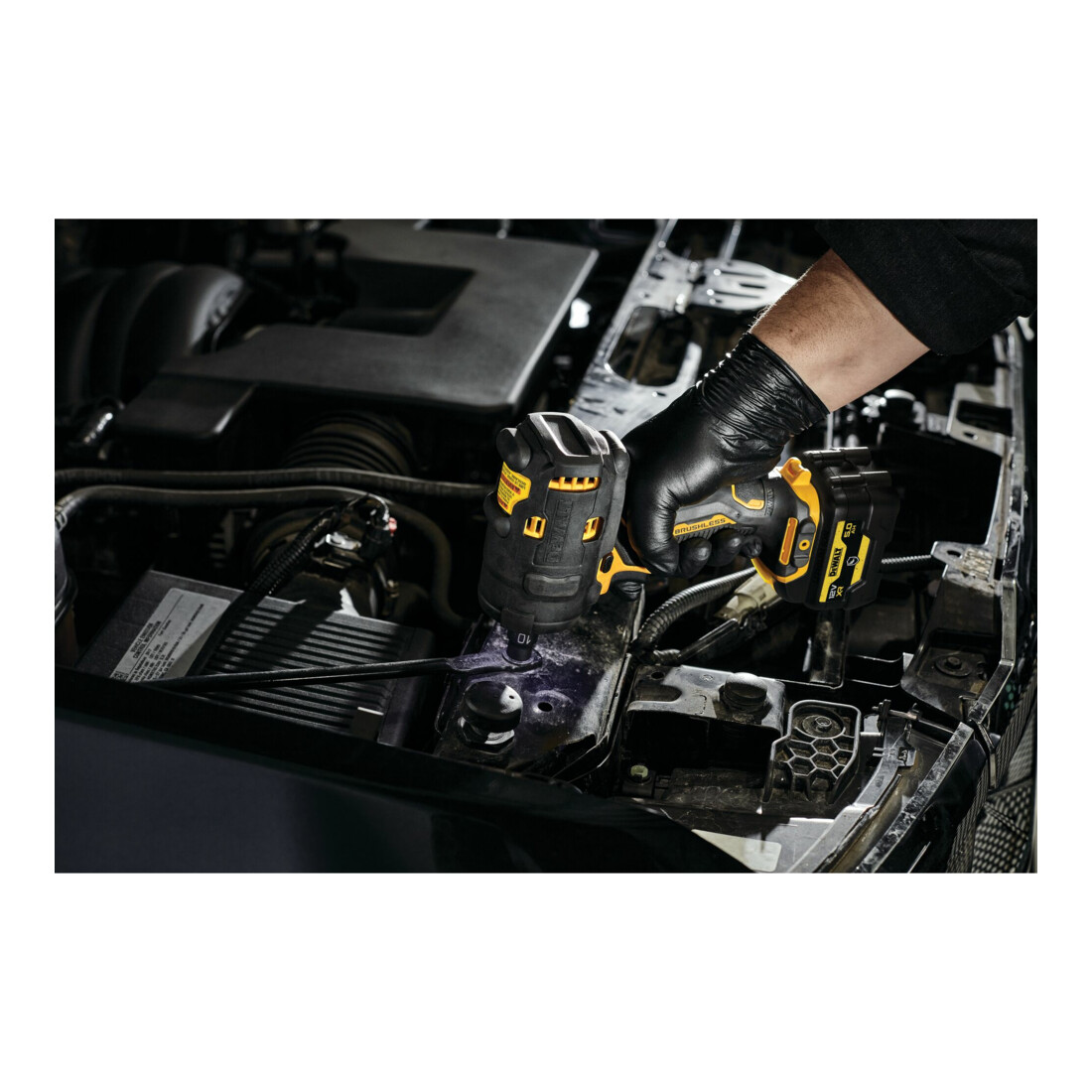 Clé à choc sans fil DEWALT 12 Volts / 5 Ah (3/8") avec 340 Nm, en version spéciale automobile et industrielle DCF903P1G-QW