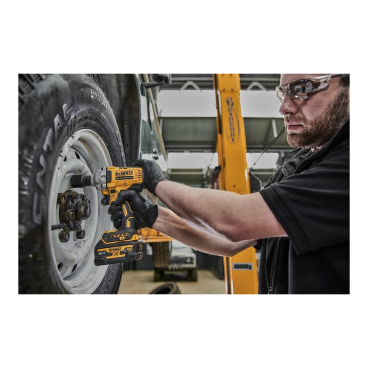 Clé à choc sans fil DEWALT 18V XR, 1/2" (sans balais), max. 813 Nm - version de base DCF891NT-XJ