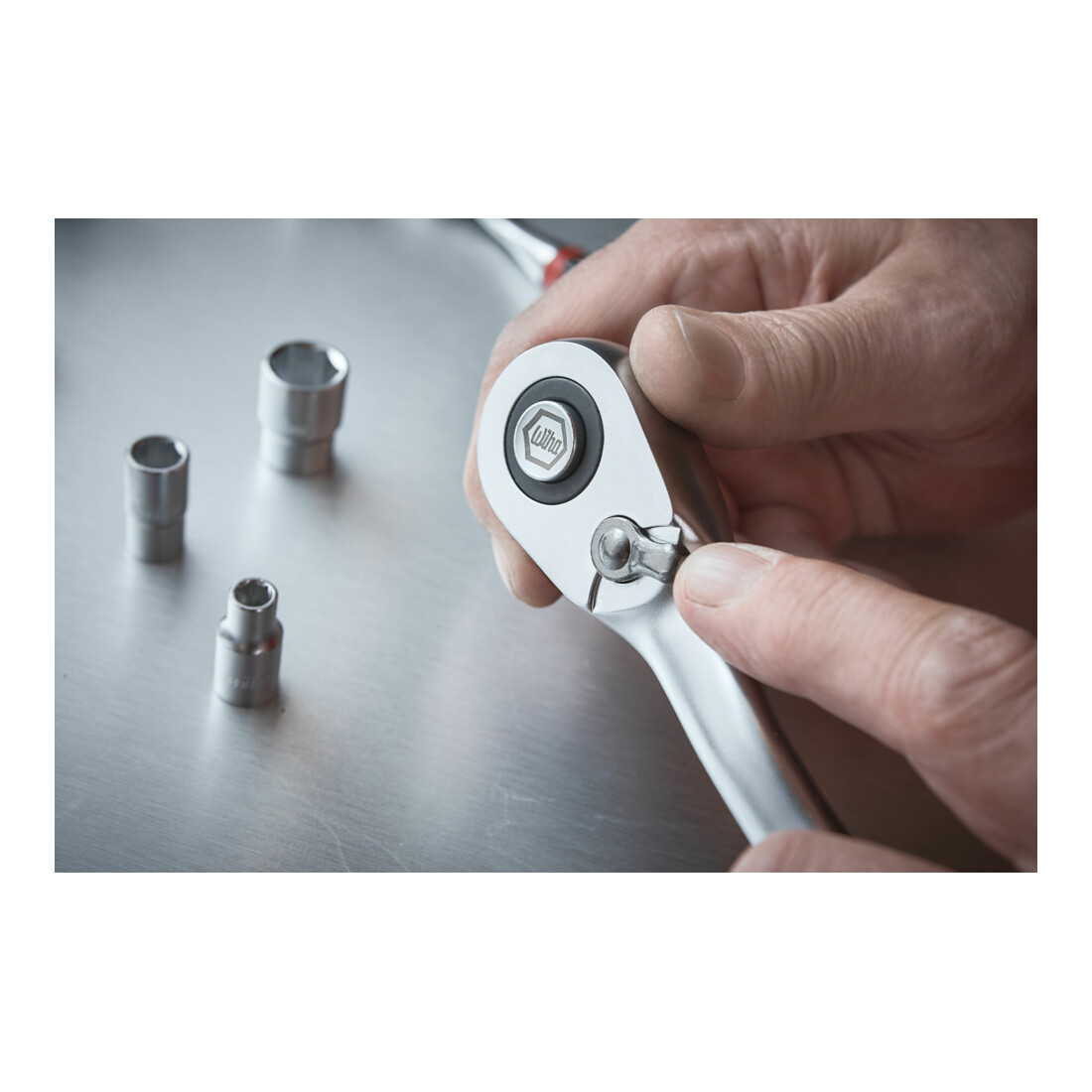 Cliquet réversible à denture fine Wiha 72 dents 3/8" avec bouton-poussoir et bille de sécurité