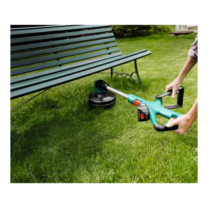 Coupe-gazon à batterie Bosch ART 23-18 LI, avec bloc batterie PBA 18 V 2,5 Ah W-B, chargeur