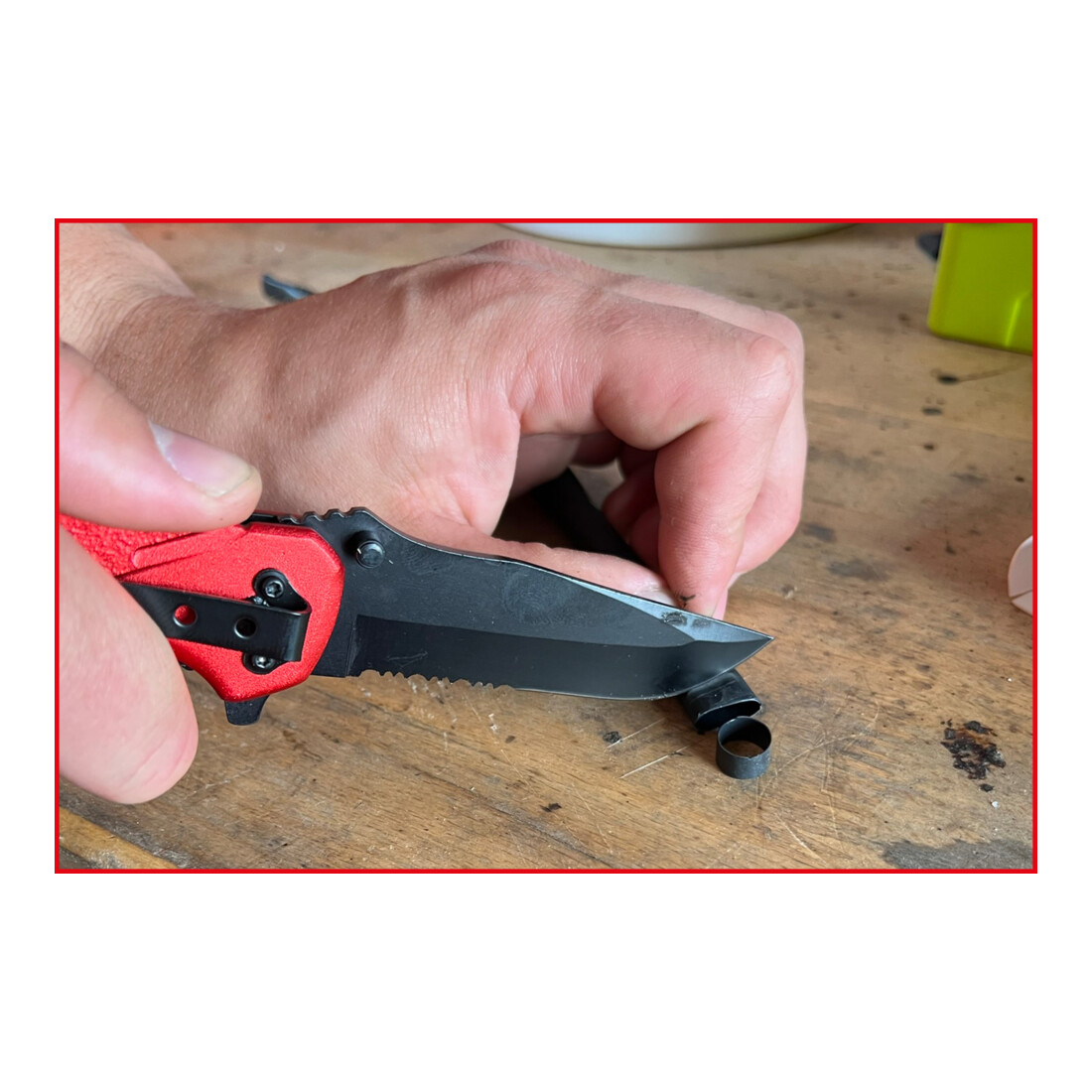 Couteau à cran d'arret avec coupe-sangle